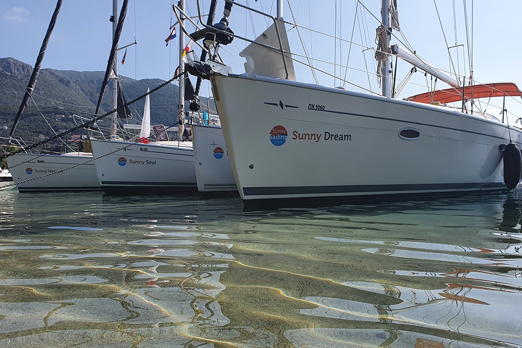 Flottielje zeilen in Lefkas: de Sunny vloot